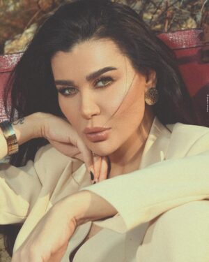 Nadine Rassi Instagram - فطر سعيد ومُبارَك 🙏🏻
أعادَهُ الله عليكُم بالسلام والمحبّة 🌹

Styled by: @_zakissa 
Hair by: @robertmaalouf 
Makeup by: @lena.ibrahim.mua 
Outfit: @cosmo.leb 
Photographer: @zobiansaadofficiall 
Nails by: @despinabeautyinstitute
