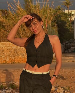 Nadine Rassi Instagram - الكِلّ بدّو يعيش براحة 
والكِلّ ما بيحكوا الصراحة 
حتّى الصُّلح بيِنبَنى عا كذبة 
وبالكِذب ما في راحة ‼️

#نادين_الراسي 

#nr #actress #lebanon