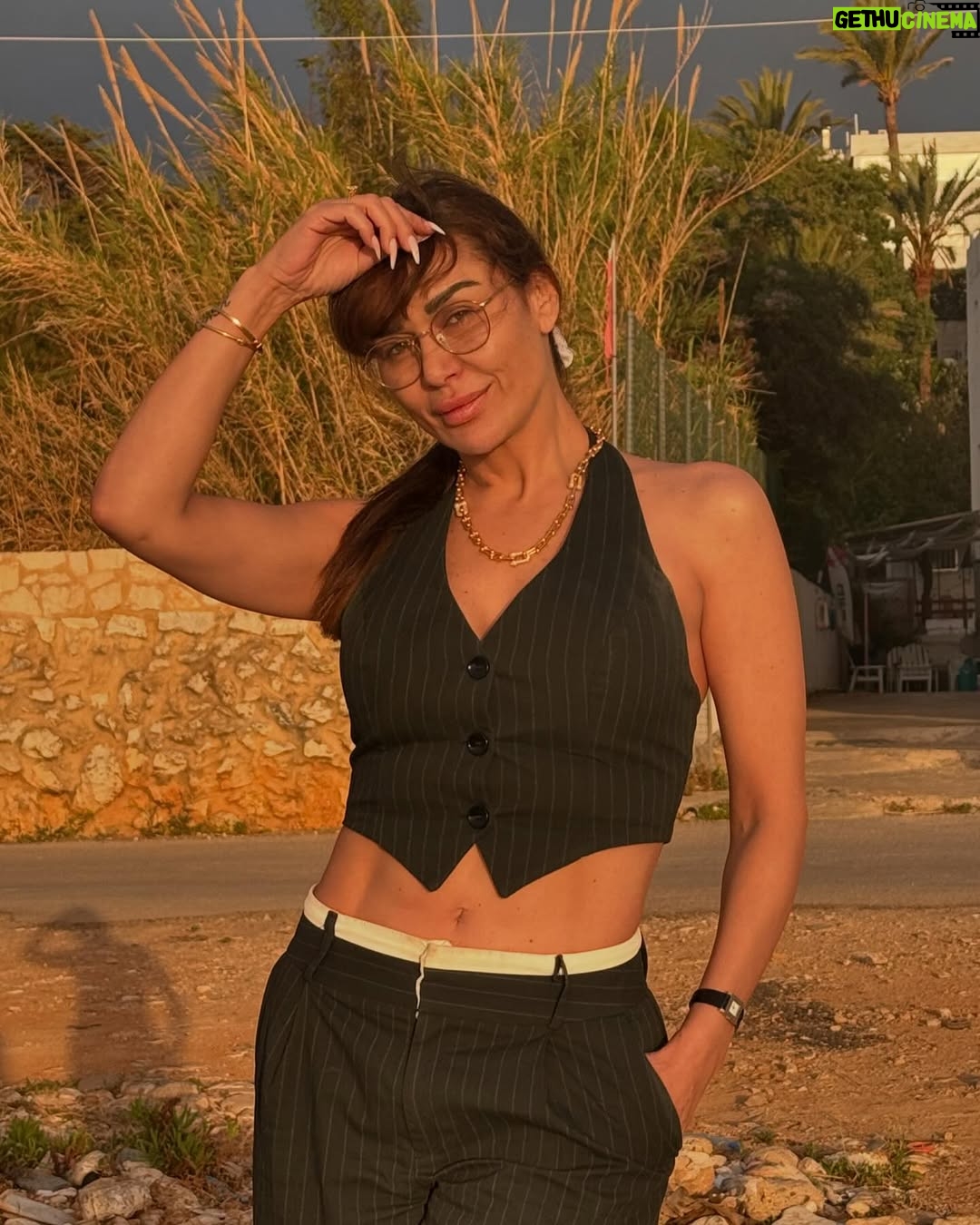 Nadine Rassi - 20.9K Likes - الكِلّ بدّو يعيش براحة
والكِلّ ما بيحكوا الصراحة
حتّى الصُّلح بيِنبَنى عا كذبة
وبالكِذب ما في راحة ‼️
#نادين_الراسي
#nr #actress #lebanon