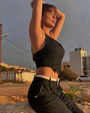 Nadine Rassi Instagram - الكِلّ بدّو يعيش براحة 
والكِلّ ما بيحكوا الصراحة 
حتّى الصُّلح بيِنبَنى عا كذبة 
وبالكِذب ما في راحة ‼️

#نادين_الراسي 

#nr #actress #lebanon