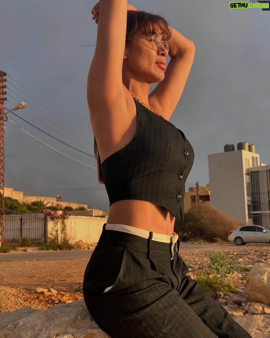 Nadine Rassi - 20.9K Likes - الكِلّ بدّو يعيش براحة
والكِلّ ما بيحكوا الصراحة
حتّى الصُّلح بيِنبَنى عا كذبة
وبالكِذب ما في راحة ‼️
#نادين_الراسي
#nr #actress #lebanon