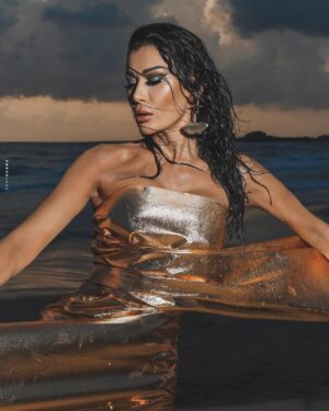Nadine Rassi Instagram - Hey 4 September 👋🏻
Am 44 now !! 
My golden age , here I come… 

#44  #mygoldenage #mygoldenlife #NR #nadinealrassi #birthday #actress  #artist #golden #photoshoot #myage #fortyfour Concept creator and styling: @_zakissa 
Hair by: @sameraboalhosen 
Makeup by: @roulasleimanmakeupartist_ 
Accesoires by: @ga.byandrea 
Nails by: @despinabeautyinstitute 
Photographer: @ronyhannaphotography