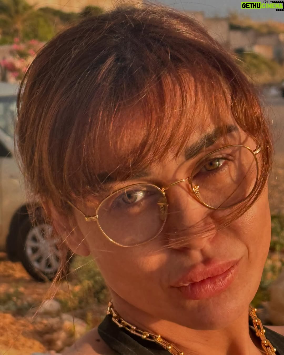 Nadine Rassi - 20.9K Likes - الكِلّ بدّو يعيش براحة
والكِلّ ما بيحكوا الصراحة
حتّى الصُّلح بيِنبَنى عا كذبة
وبالكِذب ما في راحة ‼️
#نادين_الراسي
#nr #actress #lebanon