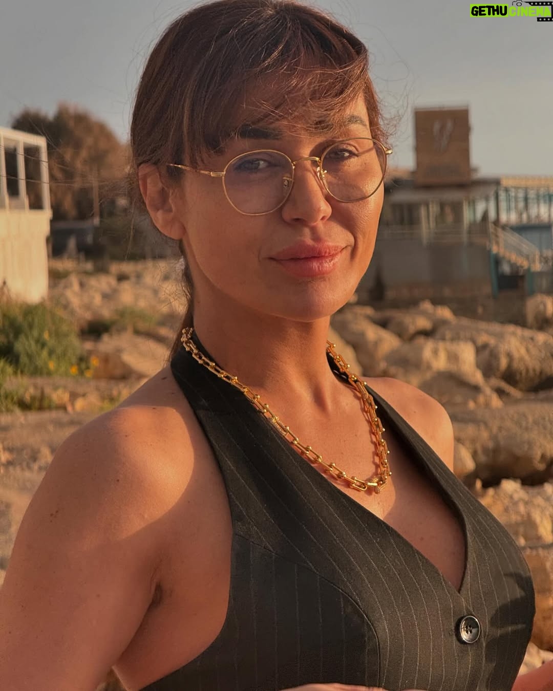 Nadine Rassi - 20.9K Likes - الكِلّ بدّو يعيش براحة
والكِلّ ما بيحكوا الصراحة
حتّى الصُّلح بيِنبَنى عا كذبة
وبالكِذب ما في راحة ‼️
#نادين_الراسي
#nr #actress #lebanon
