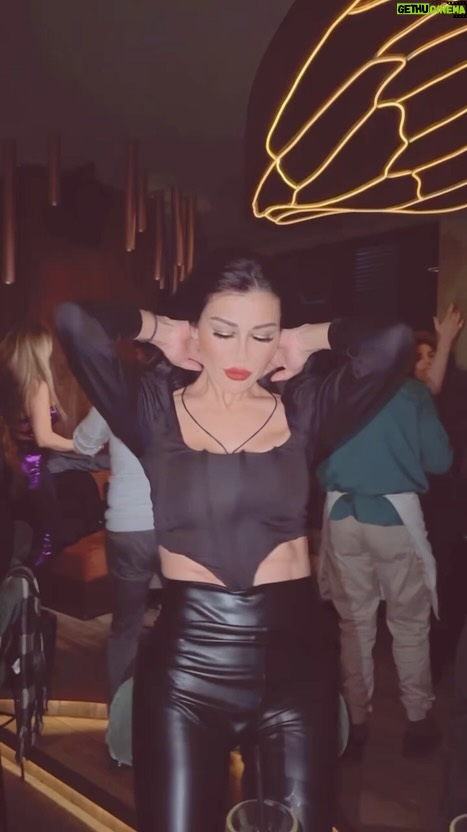 Nadine Rassi - 55.9K Likes - بعُمري ما حبّيت الرّياضة بحسّها مؤلِمة وفَرض وما فيها مشاعِر !!
حبّيت وحسّيت الموسيقى من أنا وصغيرة وبُرقُص مع كلّ فرصة وحتّى على أكبر جِرح .
هَيدي هِيّي رياضتي وهوايتي 💃❤️
#nadinealrassi
@nr.style.official
#nr #NR
#nadinerassi
#nadineelrassi_my_heart
#nadineelrassi #نادين_الراسي
#actor #celebreties #lebanon #beirut
Image consultant: @_zakissa
Hair by: @sameraboalhosen
Makeup by: @samerbreitaaofficial
#workout #women #woman #womensupportingwomen #womenfashion #womenpower #womenstyle