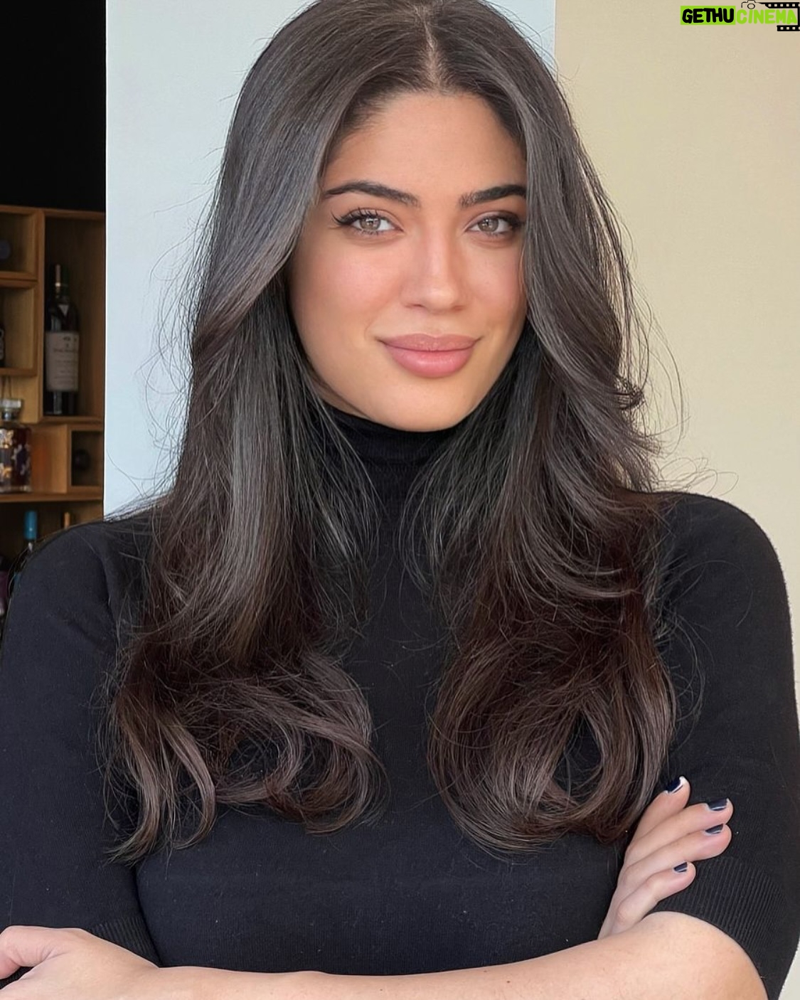 Nadine Wilson Njeim - 4K Likes - صرلي فترة غايبة بس المهمّة يلي استلمتها مؤخراً عزيزة جداً على قلبي و صراحة ما عم بعرف ليلي من نهاري بقى😂😂❤️🇱🇧🇱🇧🇱🇧
انشالله بقدر خبركم قريباً