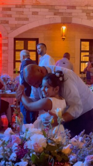 Nadine Wilson Njeim Instagram - بقولوا البيت هو الأم. أنا رأيي البيت هو البيّ قبل الأم. 

‏الأب مش بس مصدر رزق، 
‏هو السند اللي بيدعمك وقت بتكون واقع، 
‏وبيعلمك شو معنى القوة، 
‏الشجاعة، 
‏والمثابرة. 

‏الأب مش بس وجود صامت، 
‏هو اللي بيفرح بكل لحظة صغيرة مع أولاده. 
‏بيقوم يرسم الابتسامة عوجّه بنته الصغيرة لما بيمسك إيدها 
‏وبيرقص معها بنص الصالة، 
‏وهالرقصة البسيطة بتكون لحظة حرية، 
‏لحظة بيعلّمها فيها كيف تكون نفسها 
‏بلا خوف، 
‏كيف تكون قوية وواثقة حالها. 

‏الفرحة وقت بيرجع عالبيت، أو بيكون جايب معه شي حلو لأولاده، بتعرف انه مش مجرد هدية، هو عم بيقول "أنا فخور فيكم". 

‏ووقت تكون الدنيا صعبة، 
‏هو اللي بيوقف قدامك وبيقلك "ما تخاف، أنا معك". 

‏يمكن مش كل حدا كان عنده بيّ، 
‏بس كل واحد فينا بيشوف صورة الأب لما بيشوف رجال واقف بجنب عيلته، 
‏أو عم بيضحي كرمال اللي بيحبهم. 

‏حتى لو كان الحكي قليل، الأفعال بتحكي بصوت أعلى.

‏————

‏ملاحظة: هالفيديو من عرس كنت موجودة فيه بس ما بعرف مين بكون هالبيّ الرائع و حاولت لاقيه بس ما قدرت. رجاءاً ساعدوني وصله هالرسالة 🙏❤️