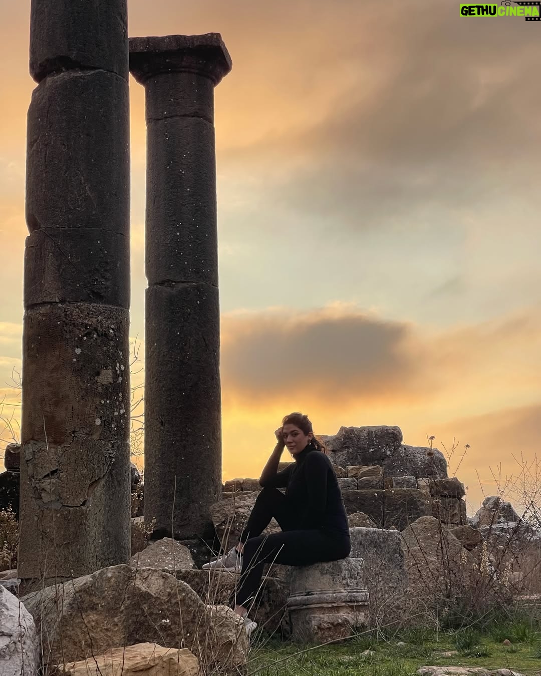 Nadine Wilson Njeim - 1.6K Likes - اكيف فينا نفسّر شعورنا نكون لبنانيين بالـ2024؟ متل كأننا على Roller Coaster ما بتخلّينا ننزل! كل ما نقول خلص رح ترتاح، بيجي شي بقلب كل الدني فوقاني تحتاني. مرقنا بكل شي - حروب، انفجارات، انهيار اقتصادي. ببلد تاني، هالشغلات ممكن تلحق كذا جيل، بس نحنا كلنا عشناها بحياتنا وحدة!
بس الغريب شو؟ بعدنا هون. مش معروف كيف، بس تعلّمنا نعيش ببلد الحياة فيه صارت شغل بحد ذاتها. صرنا خبرة حرب، كيف نتصرف بالأزمات، كيف نتعايش مع الغلا، وكيف نتأقلم مع جنون يومياتنا. طبعا، من وقت للثاني، كلنا منحلم بالهجرة، ومين ما بيفكّر؟
بس دايمًا في شي بيربطنا، بحبّ عنيد ما بيخلص.
في غضب. الناس تعبت، وكل واحد عنده فكرة مختلفة عن شو يعني “التغيير.” بس حتى لو منختلف ونتخانق، بالآخر كلنا منعرف إنو نحنا بالهوا سوا. متل عيلة كبيرة مضعضعة، بس بالآخر منفهم بعض بطريقة ما حدا تاني بيفهمها.
ومنرجع عالقصة الأبدية: “نحنا شعب صامد.” صار الصمود جواتنا أكتر من عاداتنا. منمرق بالمصايب، مننهار شوي، ومنرجع منضحك ومنكفّي…..و من قول أمرنا لألله.
يعني كيف الشعور نكون لبنانيين بـ2024؟ مرهق، محبِط، ويمكن موجِع. بس فيو كمان فخر عنيد، متل “ايه، أنا لبناني.” بعدنا واقفين، بعدنا منأمّل، بعدنا منحلَم، حتى لو العالم كلّو ضدنا.