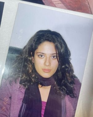 Nadine Wilson Njeim Instagram - 1988-2024 

Still the same old girl. 

Moving forward
Carpe Diem-ing
Manifesting
And occasionally messing up and getting back up 😁