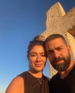 Nadine Wilson Njeim Instagram - قديش حلو هالعيد❤️ و قديش أجمل نعايده بلبنان؟
كعك التيتا 
المعمول يلي مليان بالبيوت
جمعة العيلة و كسر الخبز 
قداس نص ليل و استقبال يسوع
تراتيل و الرتبة و العالم يلي متلّاية الكنائس 

ايماننا، تقاليدنا، عوائدنا كلها محبة.