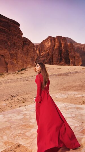 Najwa Karam Instagram - Stepping into the spotlight at @ramikadi ’s breathtaking fashion show!

#AlUla #NajwaKaram