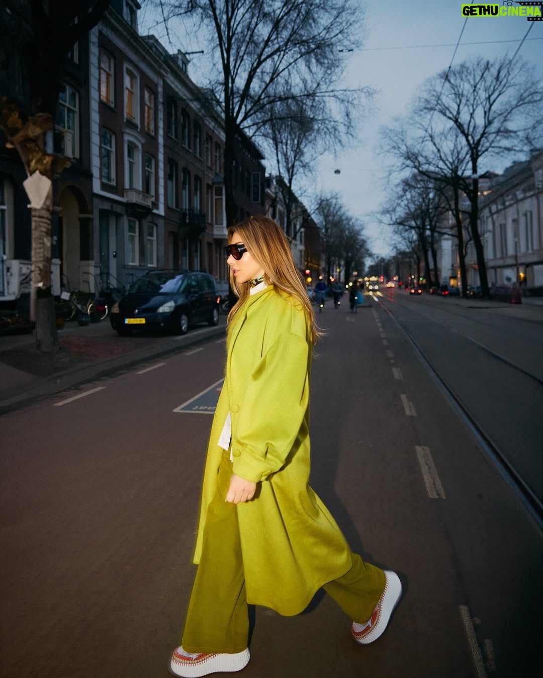 Najwa Karam - 3 Likes - Groeten vanuit #Amsterdam 🇳🇱
Ik zie jullie Morgen bij het concert “ De Zon” 🎶☀️
#NajwaKaram