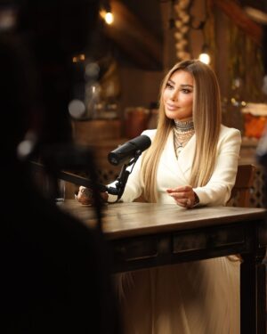 Najwa Karam Instagram - بمناسبة شهر رمضان المبارك رح نكون بأول حلقة من برنامج #على_طاولة_منى
الليلة منفتتح سوا هالبرنامج على "الثقافية" 
الساعة 4:30 بتوقيت لبنان | 5:30 بتوقيت السعودية 🤍
#نجوى_على_طاولة_منى