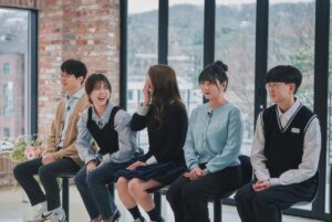 Nam Bo-ra Instagram - 가족과 유퀴즈에 나오게 됐어요✨ 
재석 선배님, 세호오빠, 그리고 동생, 오빠, 엄마랑
재밌는 추억 만들어서 너무 좋았어요💖 

#유퀴즈#남보라#13남매