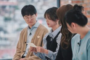 Nam Bo-ra Instagram - 가족과 유퀴즈에 나오게 됐어요✨ 
재석 선배님, 세호오빠, 그리고 동생, 오빠, 엄마랑
재밌는 추억 만들어서 너무 좋았어요💖 

#유퀴즈#남보라#13남매