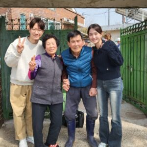 Nam Bo-ra Instagram - 결혼을 앞두고 엄마의 봄날을 통해 
노년의 부모님을 만나면서 드는 생각이 있어요.🌹

투탁투탁 하면서도 미우나 고우나 
옆에 같이 있어주는 짝꿍이 있는게
인생의 복이구나 싶어요. 

기쁠 때 같이 웃고
슬플 때 같이 슬퍼하고
아플 때 챙겨주는 
두분의 모습을 보며
오늘도 사랑이 무엇인지 배웁니다💖

🌷TV조선 <엄마의 봄날> 일요일 오전 10:50 
많은 시청바랍니다. 🥰