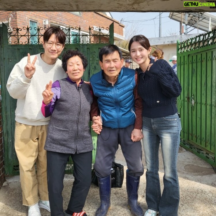 Nam Bo-ra - 4.8K Likes - 결혼을 앞두고 엄마의 봄날을 통해
노년의 부모님을 만나면서 드는 생각이 있어요.🌹
투탁투탁 하면서도 미우나 고우나
옆에 같이 있어주는 짝꿍이 있는게
인생의 복이구나 싶어요.
기쁠 때 같이 웃고
슬플 때 같이 슬퍼하고
아플 때 챙겨주는
두분의 모습을 보며
오늘도 사랑이 무엇인지 배웁니다💖
🌷TV조선 <엄마의 봄날> 일요일 오전 10:50
많은 시청바랍니다. 🥰