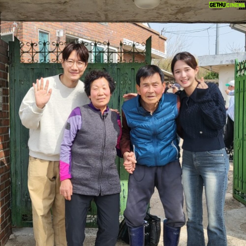Nam Bo-ra - 4.8K Likes - 결혼을 앞두고 엄마의 봄날을 통해
노년의 부모님을 만나면서 드는 생각이 있어요.🌹
투탁투탁 하면서도 미우나 고우나
옆에 같이 있어주는 짝꿍이 있는게
인생의 복이구나 싶어요.
기쁠 때 같이 웃고
슬플 때 같이 슬퍼하고
아플 때 챙겨주는
두분의 모습을 보며
오늘도 사랑이 무엇인지 배웁니다💖
🌷TV조선 <엄마의 봄날> 일요일 오전 10:50
많은 시청바랍니다. 🥰