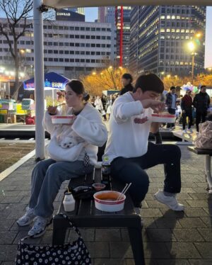 Nam Bo-ra Instagram - ㅋㅋㅋㅋ 저번주 교회 끝나고 휘호랑 한강 라면 뿌시기 ㅋㅋㅋ
전투적으로 먹네 우리 ㅋㅋㅋㅋㅋㅋ 
그리고 벚꽃 머털이🌸