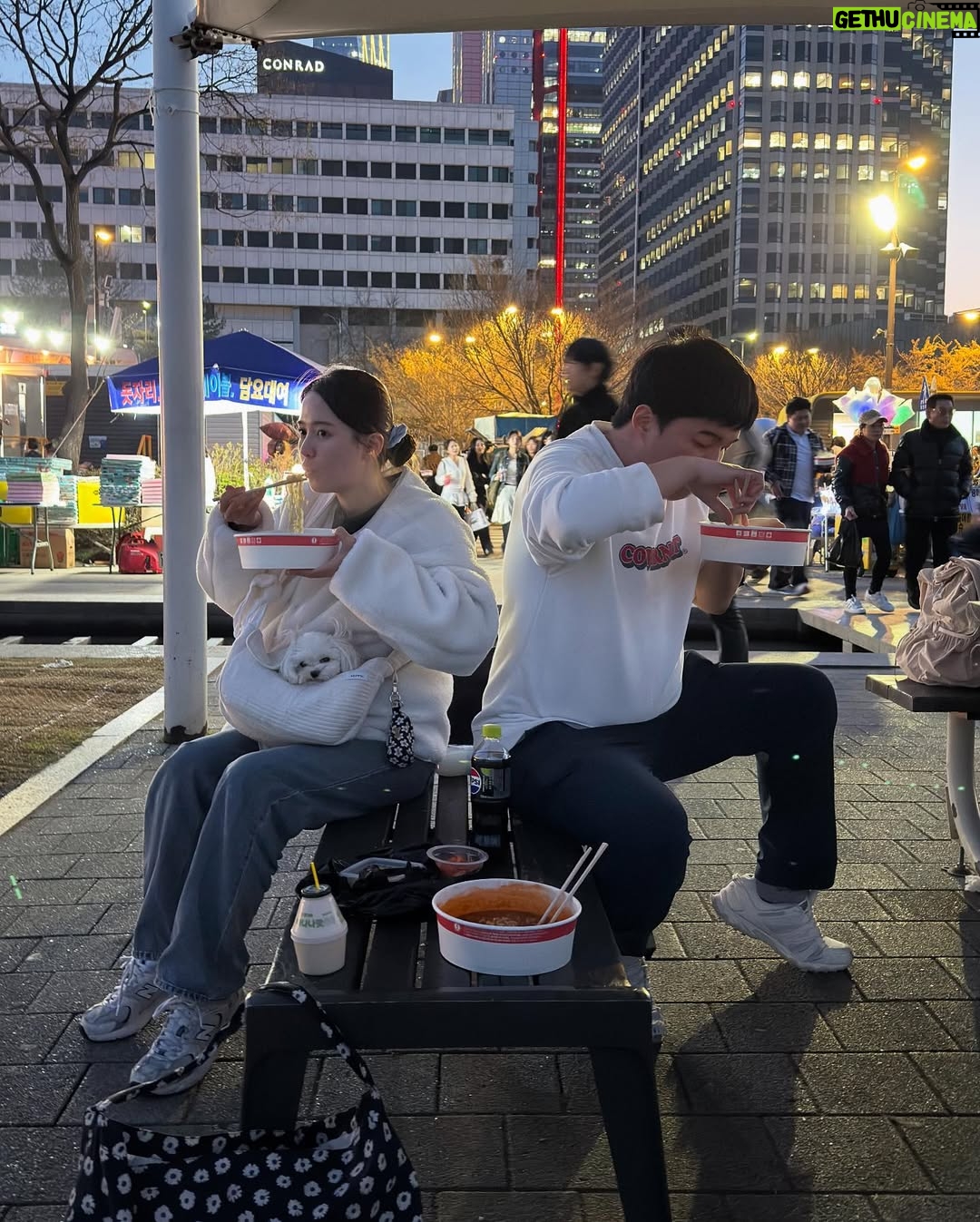 Nam Bo-ra - 4.8K Likes - ㅋㅋㅋㅋ 저번주 교회 끝나고 휘호랑 한강 라면 뿌시기 ㅋㅋㅋ
전투적으로 먹네 우리 ㅋㅋㅋㅋㅋㅋ
그리고 벚꽃 머털이🌸