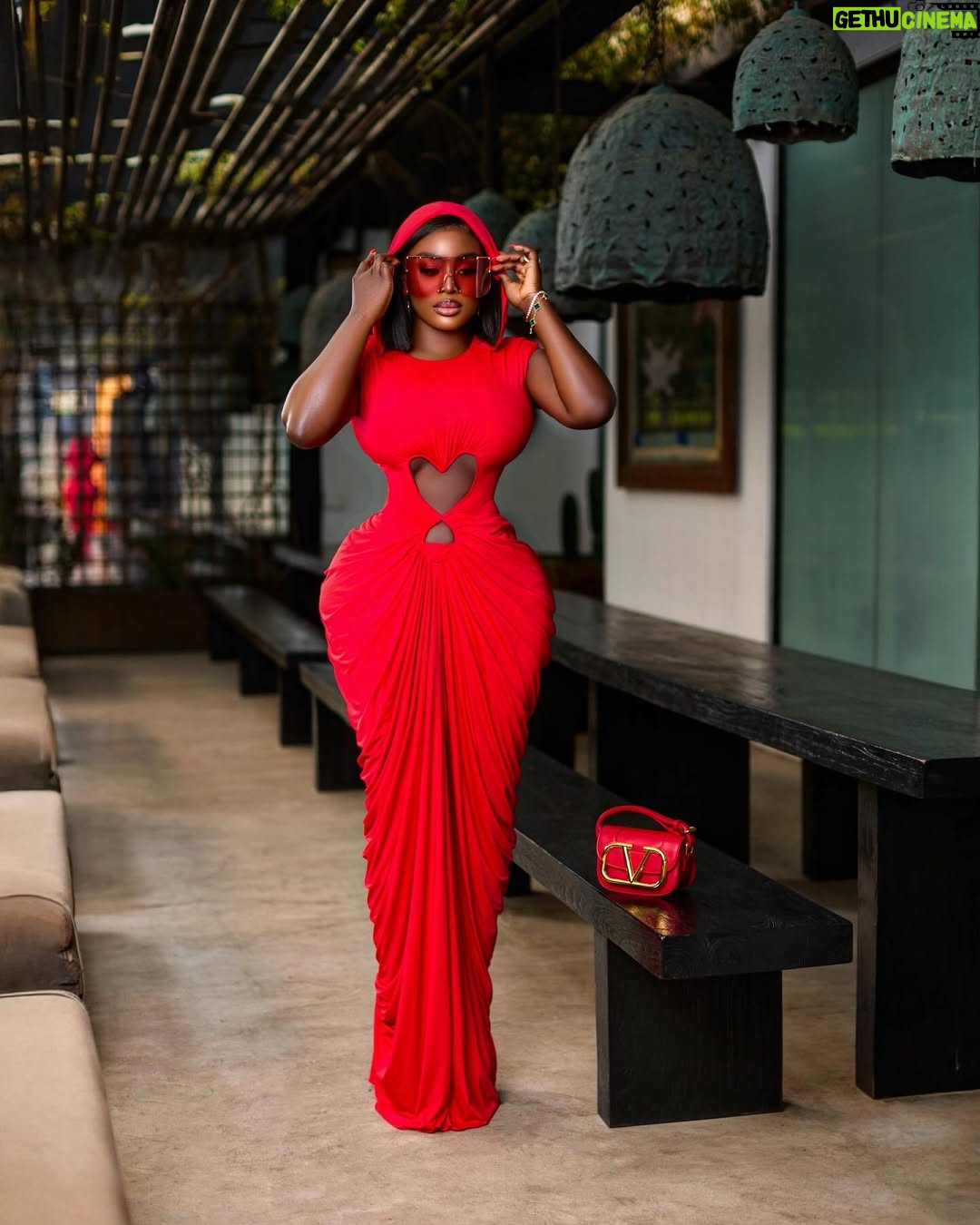 Nana Akua Addo - 39.5K Likes - Roses Are Really Red 🌹
@santokuaccra