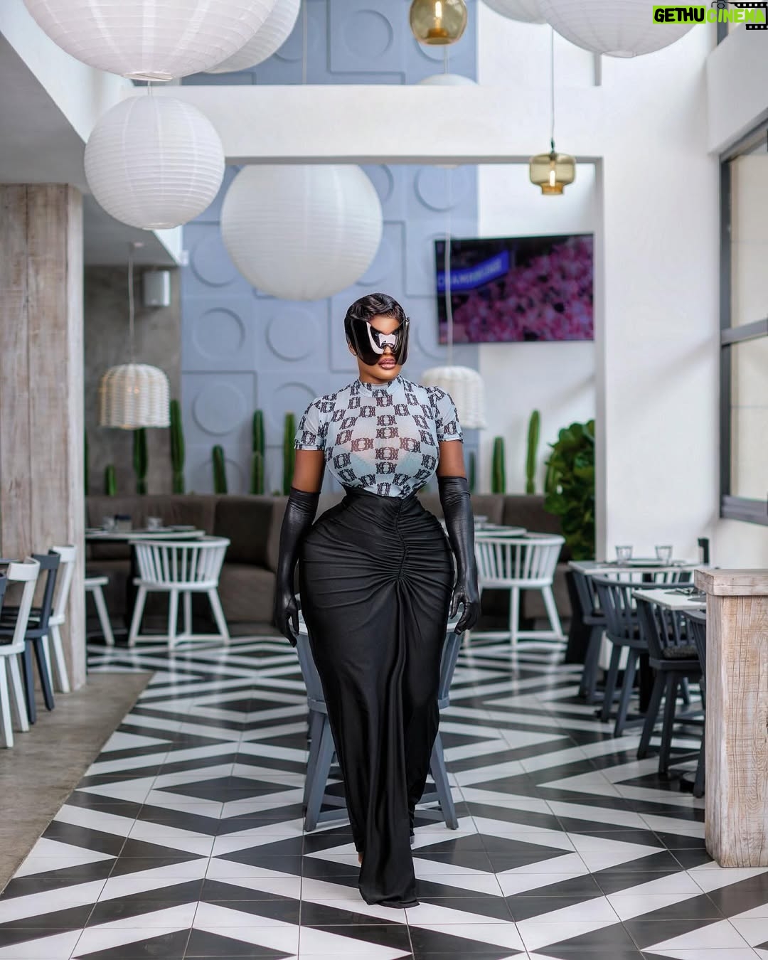 Nana Akua Addo - 25K Likes - For Your Peace of Mind, don’t try to Understand Everything.
Thank You Bestie I Love this dress @dora_nkrumah
@cocoeatsgh 🫶🏼
