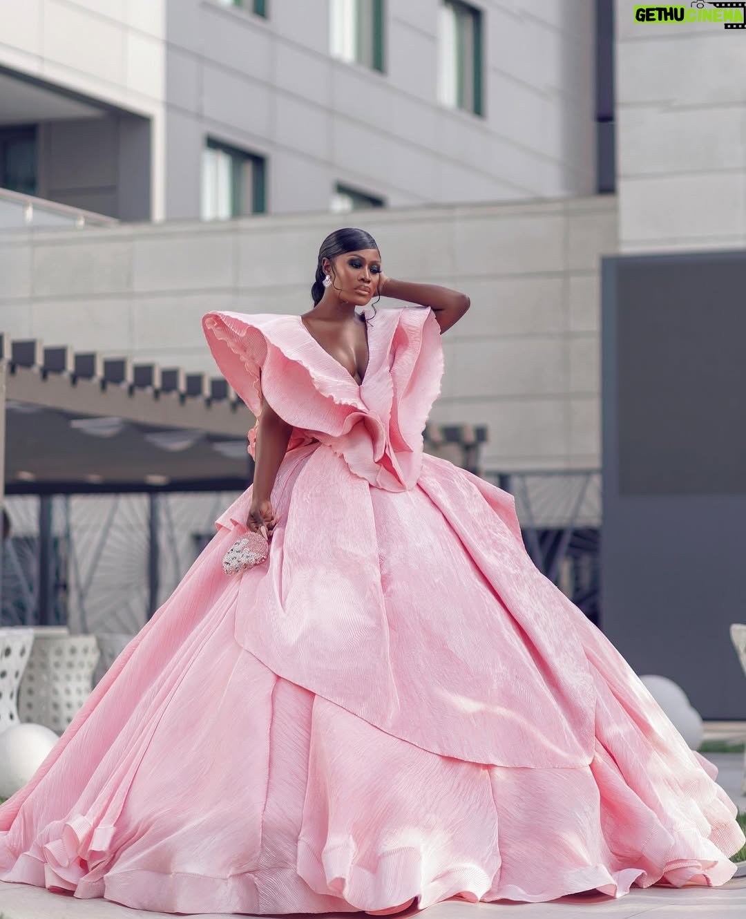 Nana Akua Addo - 19.5K Likes - AMAA AWARDS 2021
Creative team
Outfit by @rikaotobyme
Hair by @marieghold
Makeup done by @makeupbydumsi
Earrings by @sparkles_jewellrygh
Rings sourced by @annsluxurycollection
Fashion stylist @e.x.o.d.u.z
Photography @ovia_reflex
Nails stylist @Helenataygh