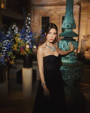 Nancy Ajram Instagram - Tiffany blue, New York nights, and dreams in every detail🩵✨
@tiffanyandco #Tiffanyandco #TiffanyBlueBook #NancyXTiffanyandco #TiffanyPartner