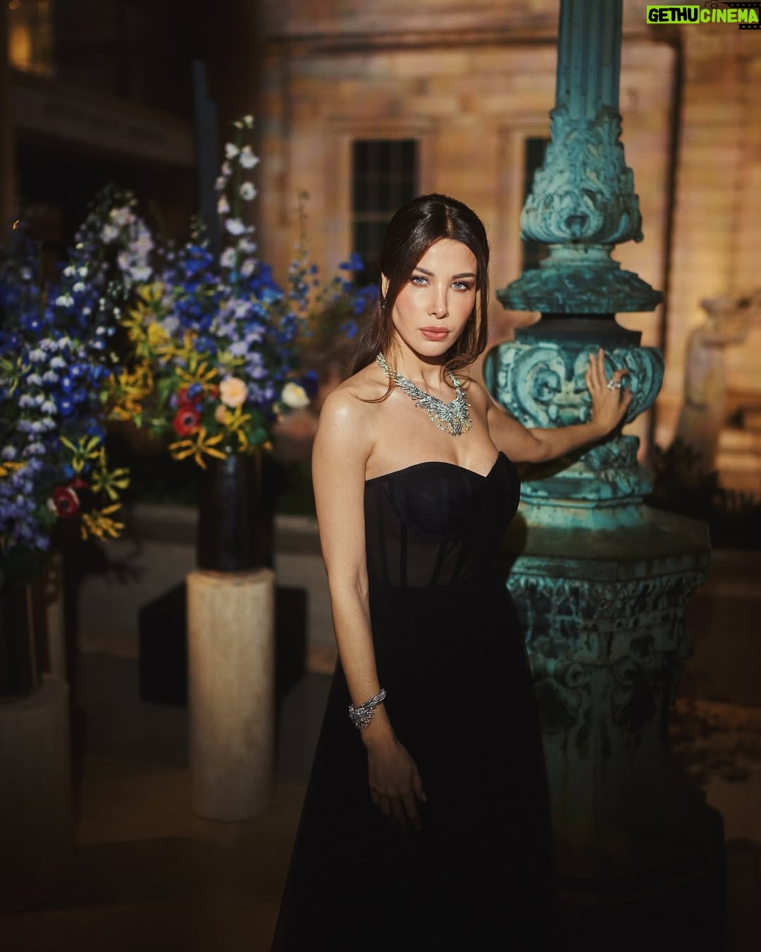 Nancy Ajram - 3 Likes - Tiffany blue, New York nights, and dreams in every detail🩵✨
@tiffanyandco #Tiffanyandco #TiffanyBlueBook #NancyXTiffanyandco #TiffanyPartner