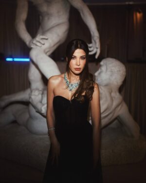 Nancy Ajram Instagram - Tiffany blue, New York nights, and dreams in every detail🩵✨
@tiffanyandco #Tiffanyandco #TiffanyBlueBook #NancyXTiffanyandco #TiffanyPartner