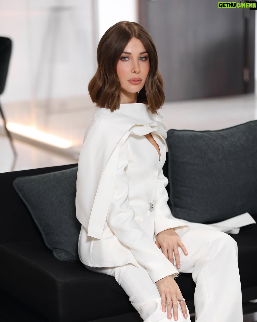 Nancy Ajram - 3 Likes - 🎶💔 #طول_عمري_نجمة بنظرهم مستكترنّي على حبيبي
Link In Bio 🔗⬆️