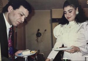 Nashwa Mustafa Instagram - عشرة العمر كله زي النهارده من ٣٠ سنة كان يوم خطوبتنا —  وكالعادة كان ناسى -  بافكره قالى ياااااه ٣٠ سنة صامد —  قلت له لسه بتحبنى قالى طبعاً - قلت له بتحبنى اد ايه - قال لى بحبك اد ماباحب ابو جبل وابو أدم والونش 😂😂😂😂