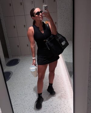 Natalia Mandiola Instagram - Mis looketes de entrenamiento 🏋️‍♀️ 💪🏻✨🖤🤎🔥 #outfit #entrenamiento #fitnessgirl #shotoniphone