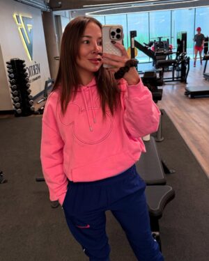 Natalia Mandiola Instagram - Mis looketes de entrenamiento 🏋️‍♀️ 💪🏻✨🖤🤎🔥 #outfit #entrenamiento #fitnessgirl #shotoniphone