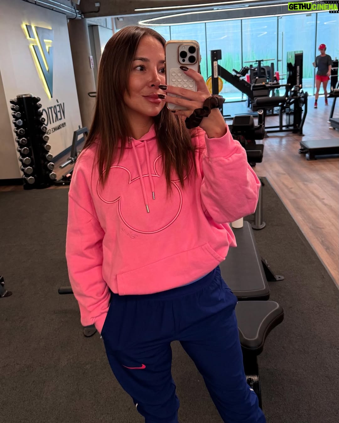 Natalia Mandiola - 3.2K Likes - Mis looketes de entrenamiento 🏋️♀️ 💪🏻✨🖤🤎🔥 #outfit #entrenamiento #fitnessgirl #shotoniphone