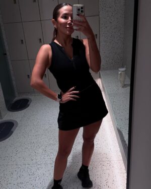 Natalia Mandiola Instagram - 🖤✨💪🏻👑 VAMOS QUE VAMOS! 
Creer en ti es tu máximo poder 😏 

#outfit #totalblack #gym #shotoniphone