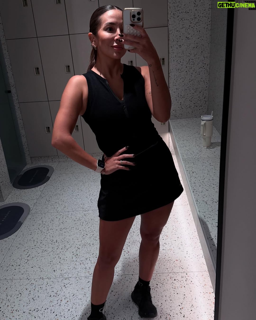 Natalia Mandiola - 3.7K Likes - 🖤✨💪🏻👑 VAMOS QUE VAMOS!
Creer en ti es tu máximo poder 😏
#outfit #totalblack #gym #shotoniphone