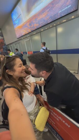 Natalia Mandiola Instagram - Hoy sorprendimos al Papito en el aeropuerto 🥹♥️ reencuentro familiar 🫶🏼

 #reencuentro #familia #papá #mamá #hija #shotoniphone