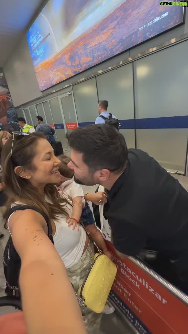 Natalia Mandiola - 4.2K Likes - Hoy sorprendimos al Papito en el aeropuerto 🥹♥️ reencuentro familiar 🫶🏼
#reencuentro #familia #papá #mamá #hija #shotoniphone