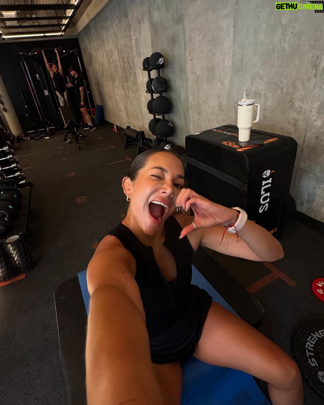 Natalia Mandiola - 3.7K Likes - 🖤✨💪🏻👑 VAMOS QUE VAMOS!
Creer en ti es tu máximo poder 😏
#outfit #totalblack #gym #shotoniphone