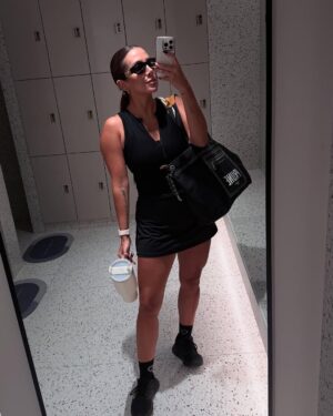 Natalia Mandiola Instagram - 🖤✨💪🏻👑 VAMOS QUE VAMOS! 
Creer en ti es tu máximo poder 😏 

#outfit #totalblack #gym #shotoniphone