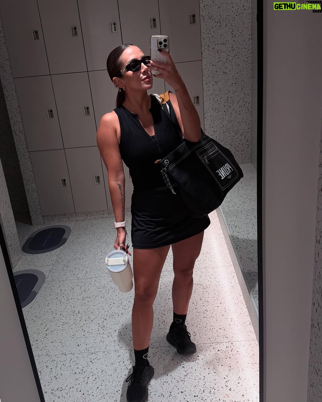 Natalia Mandiola - 3.7K Likes - 🖤✨💪🏻👑 VAMOS QUE VAMOS!
Creer en ti es tu máximo poder 😏
#outfit #totalblack #gym #shotoniphone