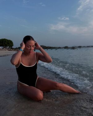 Natalia Mandiola Instagram - En otra vida fui del caribe, eso es 100% seguro 🏝️☀️🤎
Que chimba no? 🇨🇴 📈 

@joseherrera_chile acompañándome 🔥🔥🐚🐚

#shotoniphone #colombia #zasfest2025 #cartagena 

Cuánt@s más aman el caribe?