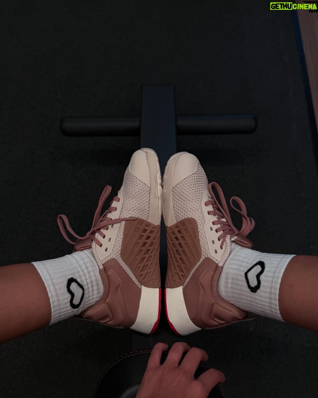Natalia Mandiola - 3.2K Likes - Mis looketes de entrenamiento 🏋️♀️ 💪🏻✨🖤🤎🔥 #outfit #entrenamiento #fitnessgirl #shotoniphone