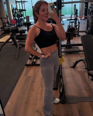 Natalia Mandiola Instagram - Mis looketes de entrenamiento 🏋️‍♀️ 💪🏻✨🖤🤎🔥 #outfit #entrenamiento #fitnessgirl #shotoniphone