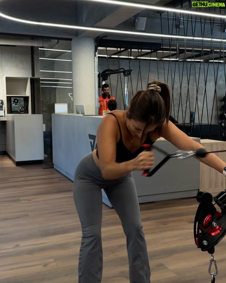 Natalia Mandiola - 3.2K Likes - Mis looketes de entrenamiento 🏋️♀️ 💪🏻✨🖤🤎🔥 #outfit #entrenamiento #fitnessgirl #shotoniphone
