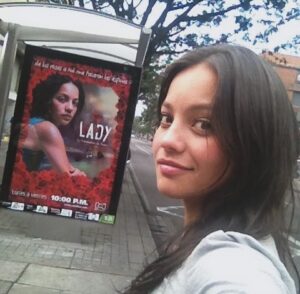 Natalia Reyes Instagram - #TBT 🌹 LA VENDEDORA DE ROSAS
Hace 10 años pasó esto: la última foto del carrusel fue el día del casting para hacer el personaje de Lady, estaba muy nerviosa porque la verdad es que yo no creía que podría llegar a protagonizar algo, no solo sí pude sin corresponder a la idea de ‘protagonista de novela’ sino que 10 años después sigo recibiendo el amor de muchas personas alrededor del mundo que la siguen viendo por @streammaxla @tntbr 
Gracias gracias siempre a quienes creyeron en mí cuando yo no lo hacía 💫 

•

#TBT 🌹 LA VENDEDORA DE ROSAS 
10 years ago this happened: the last photo of the carousel was on the day I auditioned for the character of Lady. I was very nervous because the truth is, I didn’t think I could ever star in anything. Not only I did without looking like a soup opera star but also 10 years later I continue to receive the love of many people around the world who continue to watch it on @streammaxla @tntbr
Thank you, thank you always to those who believed in me even when I didn’t.

#LadyTabares #LaVendedoraDeRosas