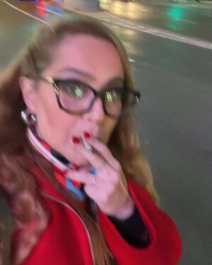 Natalia Valdebenito Instagram - Con este carrusel de absoluta apreciación y vanidad personal y selfies se termina una vorágine de teatro. Estoy agradecida y muy contenta de haber podido lograr varios desafíos en corto tiempo. Agradezco a mi salud, al teatro, las amigas, mis amores y esta vez, agradezco a mi capacidad de dar el 100% porque no sé hacerlo de otra forma. La disciplina es mi camino. El talento un testigo que me cuida y la pasión mi forma de enfrentarlo todo.
Me mandé 14 funciones en 3 semanas. Volví a la radio.  Muchos ensayos. Entre medio el @weonaaa.fest. Y tantas pegas y cosas anexas que también me hacen feliz. 
Esto es la respuesta de todo; soy feliz y afortunada de vivir, crecer y vibrar lo que hago día a día. Ese es el motor y la razón de todo. Descansar y parar es necesario, en la camita escribo esto después de muchos domingos sin tregua. Feliz de lo logrado. De no estar sola y tener mucha contención y apoyo. De saber que se vienen muchas cosas más. 

Gracias, teatro. Gracias, comedia. Gracias público fiel y cariñoso. 
Y esta vez, gracias a mi misma por dejarme llevar por la pasión que me hace sentir viva. La vida es hoy, dije una vez por ahí. De eso estoy segura. ♥️