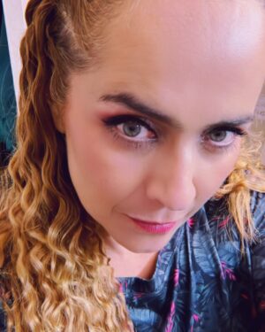 Natalia Valdebenito Instagram - Con este carrusel de absoluta apreciación y vanidad personal y selfies se termina una vorágine de teatro. Estoy agradecida y muy contenta de haber podido lograr varios desafíos en corto tiempo. Agradezco a mi salud, al teatro, las amigas, mis amores y esta vez, agradezco a mi capacidad de dar el 100% porque no sé hacerlo de otra forma. La disciplina es mi camino. El talento un testigo que me cuida y la pasión mi forma de enfrentarlo todo.
Me mandé 14 funciones en 3 semanas. Volví a la radio.  Muchos ensayos. Entre medio el @weonaaa.fest. Y tantas pegas y cosas anexas que también me hacen feliz. 
Esto es la respuesta de todo; soy feliz y afortunada de vivir, crecer y vibrar lo que hago día a día. Ese es el motor y la razón de todo. Descansar y parar es necesario, en la camita escribo esto después de muchos domingos sin tregua. Feliz de lo logrado. De no estar sola y tener mucha contención y apoyo. De saber que se vienen muchas cosas más. 

Gracias, teatro. Gracias, comedia. Gracias público fiel y cariñoso. 
Y esta vez, gracias a mi misma por dejarme llevar por la pasión que me hace sentir viva. La vida es hoy, dije una vez por ahí. De eso estoy segura. ♥️