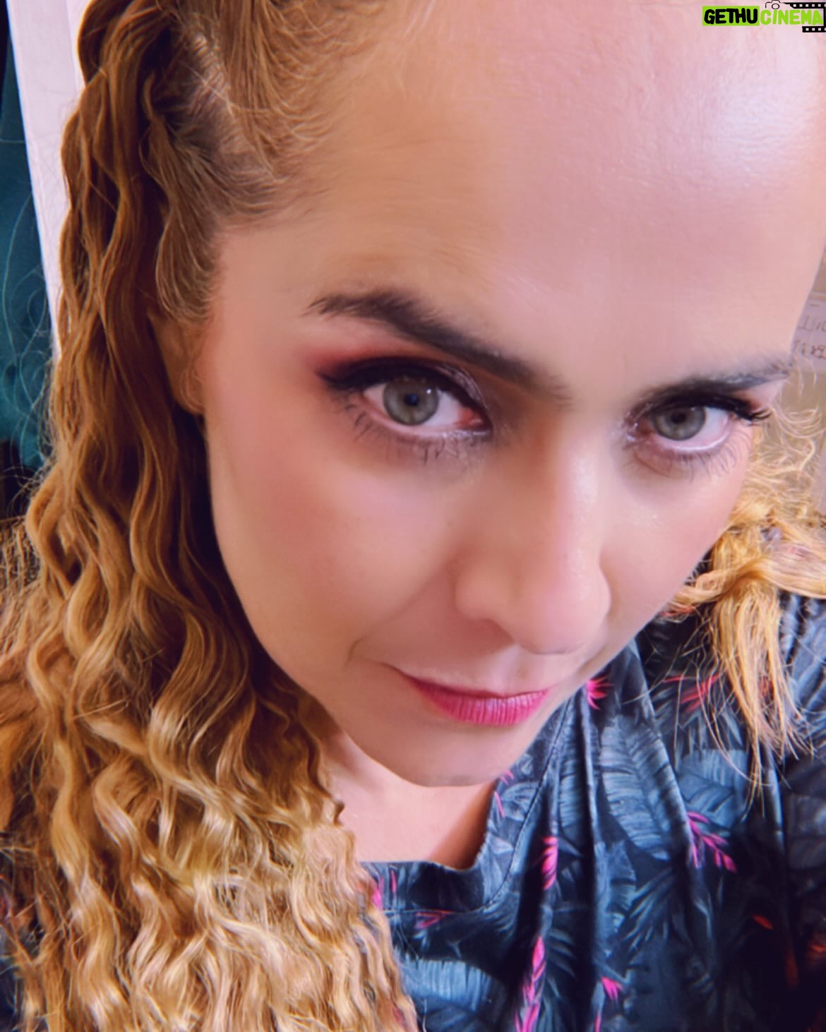 Natalia Valdebenito - 8.7K Likes - Con este carrusel de absoluta apreciación y vanidad personal y selfies se termina una vorágine de teatro. Estoy agradecida y muy contenta de haber podido lograr varios desafíos en corto tiempo. Agradezco a mi salud, al teatro, las amigas, mis amores y esta vez, agradezco a mi capacidad de dar el 100% porque no sé hacerlo de otra forma. La disciplina es mi camino. El talento un testigo que me cuida y la pasión mi forma de enfrentarlo todo.
Me mandé 14 funciones en 3 semanas. Volví a la radio. Muchos ensayos. Entre medio el @weonaaa.fest. Y tantas pegas y cosas anexas que también me hacen feliz.
Esto es la respuesta de todo; soy feliz y afortunada de vivir, crecer y vibrar lo que hago día a día. Ese es el motor y la razón de todo. Descansar y parar es necesario, en la camita escribo esto después de muchos domingos sin tregua. Feliz de lo logrado. De no estar sola y tener mucha contención y apoyo. De saber que se vienen muchas cosas más.
Gracias, teatro. Gracias, comedia. Gracias público fiel y cariñoso.
Y esta vez, gracias a mi misma por dejarme llevar por la pasión que me hace sentir viva. La vida es hoy, dije una vez por ahí. De eso estoy segura. ♥️
